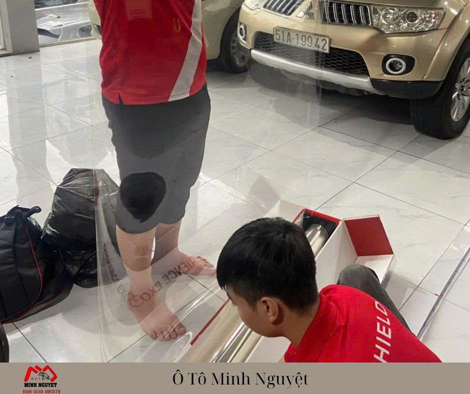 Quy Trình Dán Kính Cường Lực EXOSHIELD Tại Ô TÔ Minh Nguyệt 